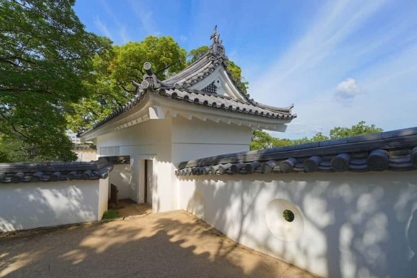 1-Day Tour from Okayama: Kurashiki, Gardens & Okayama Castle - Okayama Castle and the story behind Crow Castle