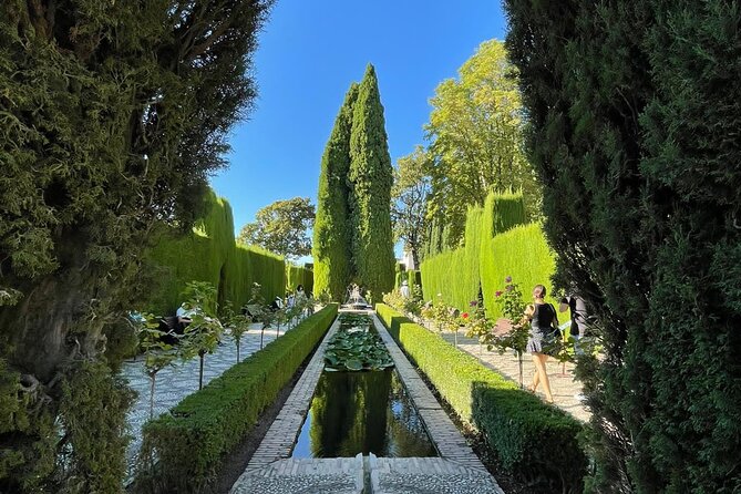 2-Hour Guided Tour of Alhambra Gardens and Alcazaba in Granada - Palacio El Partal and its mirror-like pond