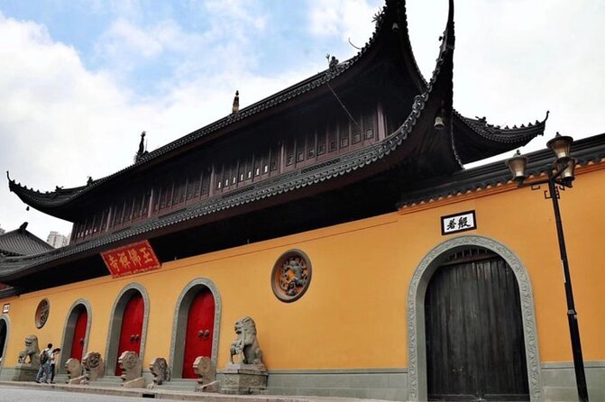4-Hour Shanghai Highlight Tour: Yu Garden and Jade Buddha Temple - The Town God Market and the pleasure of wandering