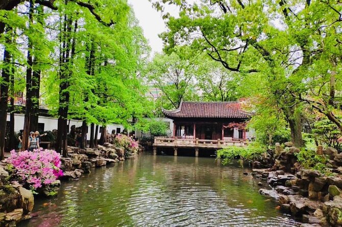 4-Hour Shanghai Highlight Tour: Yu Garden and Jade Buddha Temple - Yu Garden, where old Shanghai gets busy