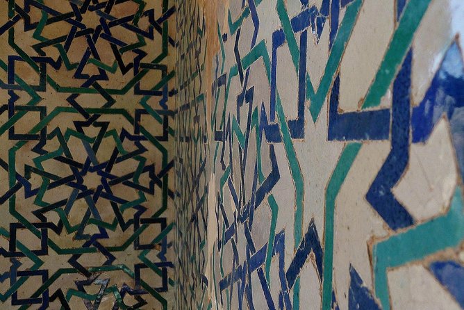 Alhambra &Charles Palace Guided Tour with Optional Nasrid Palaces - Generalife Gardens and the value of water