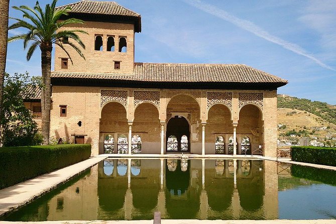Alhambra &Charles Palace Guided Tour with Optional Nasrid Palaces - The guides can make or break the visit
