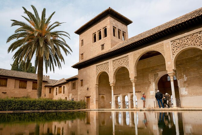 Alhambra Gardens, Generalife and Alcazaba Tickets & Local Guide - Ticket handling and communication