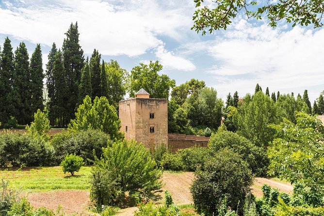 Alhambra Guided Tour with Generalife Gardens - Alcazaba and Torre de la Vela