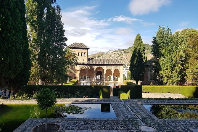 Alhambra Tour :Generalife Gardens ,Palaces and towers.Skiptheline - What You See in Three Hours