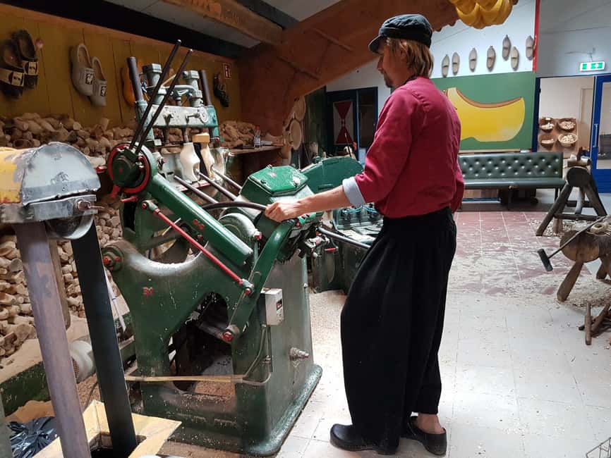 Amsterdam: Cheese, Clogs, Flowers and Windmills Tour - Cheese, clogs and tastings at Simonehoeve