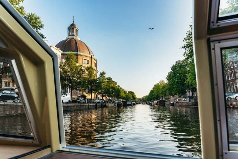 Amsterdam: City Centre Canal Cruise & Free Flower Cocktail - Audio guides, captains, and what you will hear