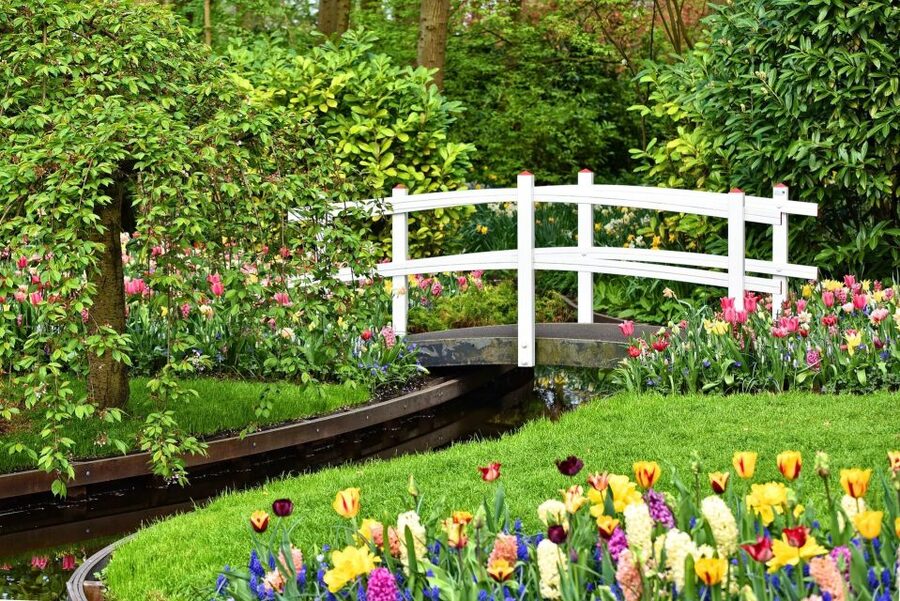 Amsterdam: Keukenhof Gardens Private Sightseeing Tour - The quiet boat ride through the bulb fields