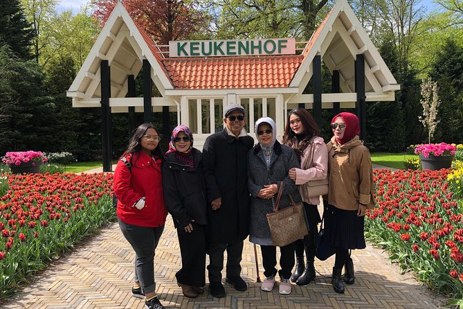 Amsterdam: Keukenhof Tulip Gardens and Giethoorn with Boat Tour - Transport, timing, and the meeting point