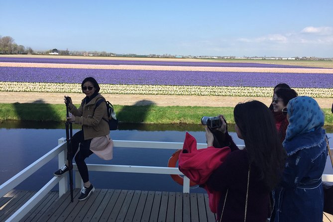 Amsterdam: Keukenhof Tulip Gardens and Giethoorn with Boat Tour - Who should book this full-day outing?