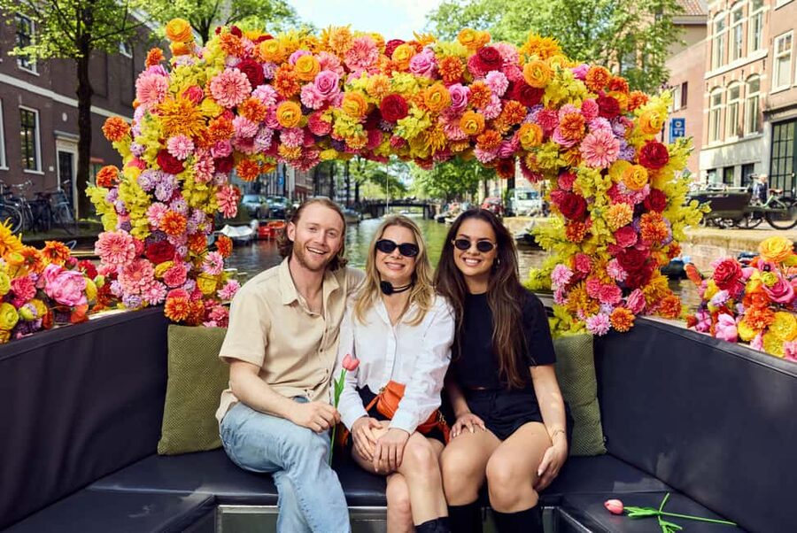 Amsterdam: The Original Flower Boat with Local Guide and Bar - Why this flower boat is different