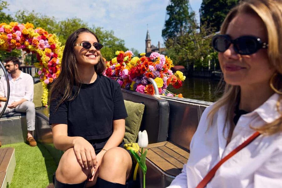 Amsterdam: The Original Flower Boat with Local Guide and Bar - Seven Bridges gives you a classic composition