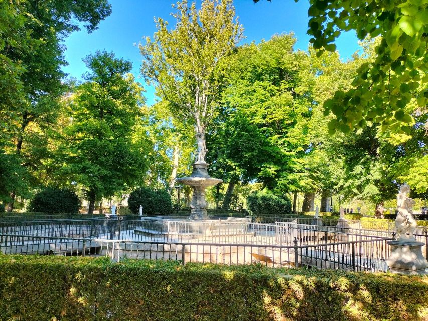 Aranjuez: City and Gardens Guided Walking Tour - Royal buildings and the town market