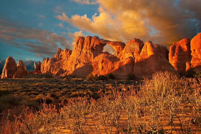 Arches National Park Hike Challenge: Tackle Devils Garden 7m Loop - Landscape Arch begins the walking portion