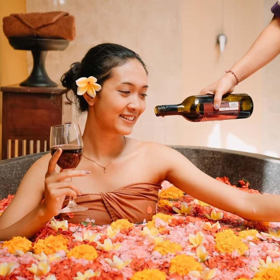 Bali: Luxury Spa Balinese Massage scrub Flower bath 2 Hour - The first 60 minutes: a steady Balinese massage