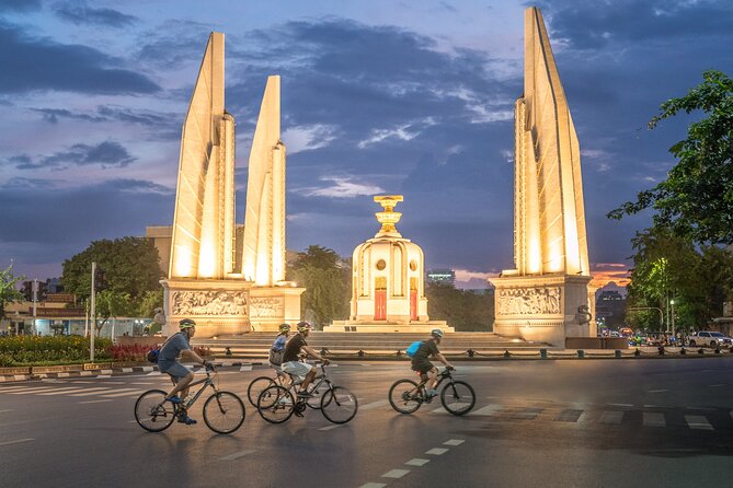 Bangkok: Night Bike Tour with Temples & Flower Market Visit - Starting near MRT Sam Yot and fitting the bike