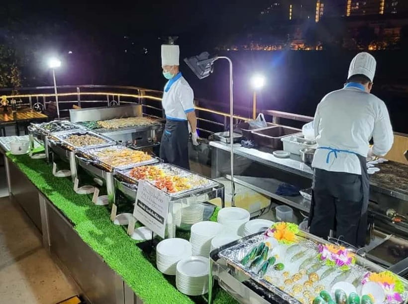 Bangkok: White Orchid Chao Phraya Cruise Free Flow Beer - The Grand Palace and Wat Pho from the water