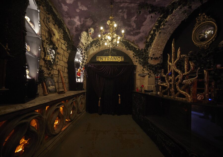 Barcelona: Nightmare Horror Museum Maze Entry Ticket - Entering a Dark Maze Near Santa Maria del Mar