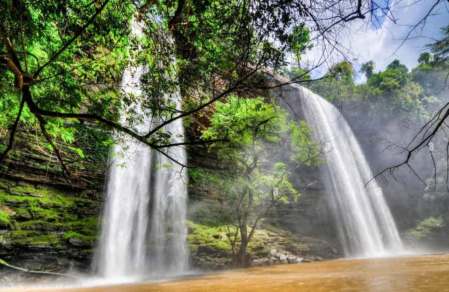 Boti Falls, Umbrella Rock, Aburi Gardens & Cocoa Farm Tour - Boti Falls and the walk into the gorge