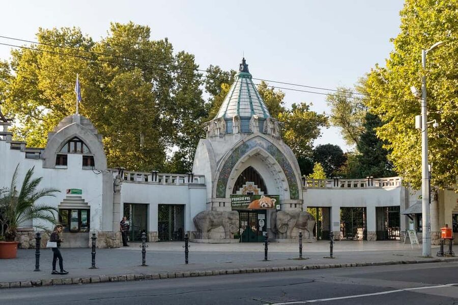 Budapest: Best Gardens Walking Tour & Folk Music Performance - Heroes’ Square and the two rose gardens