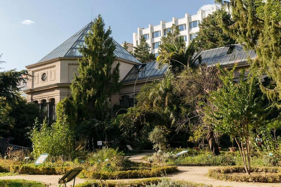 Budapest: Best Gardens Walking Tour & Folk Music Performance - One hour in Budapest City Park