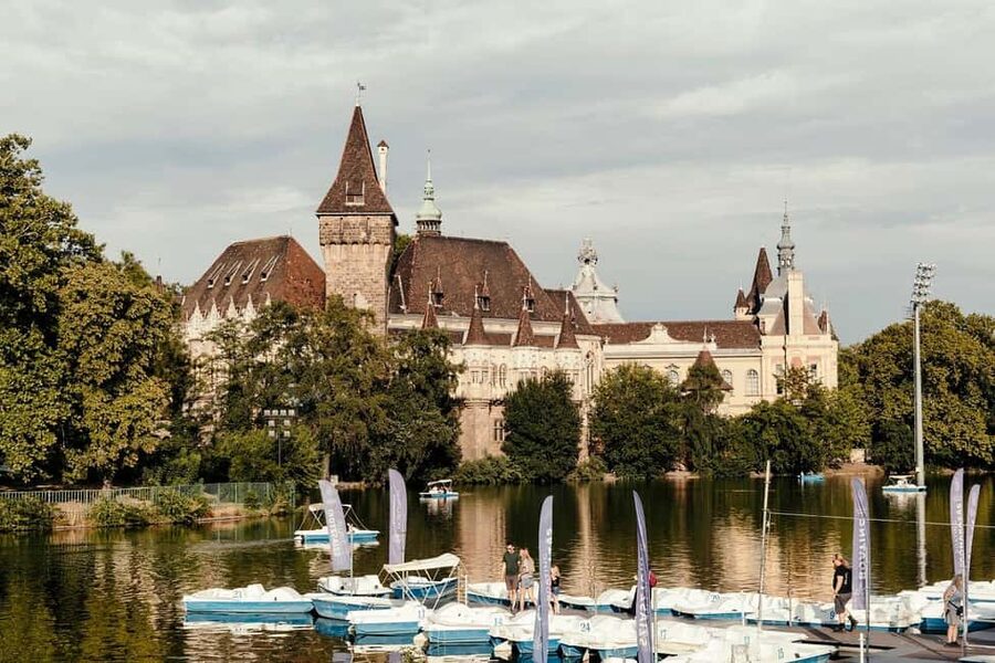 Budapest: Best Gardens Walking Tour & Folk Music Performance - Starting at Gyóni Géza Square and Gul Baba’s Tomb