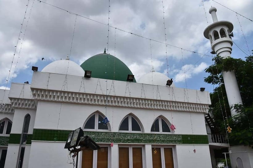 Chennai: Botanical Garden, Thousand Lights Mosque & Bazaar - Entering the Thousand Lights Mosque respectfully