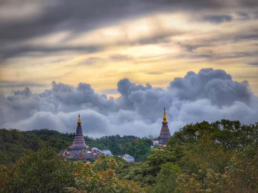 Chiang Mai: Doi Inthanon National Park and Kew Mae Pan Tour - Twin Pagodas, gardens, and mountain views