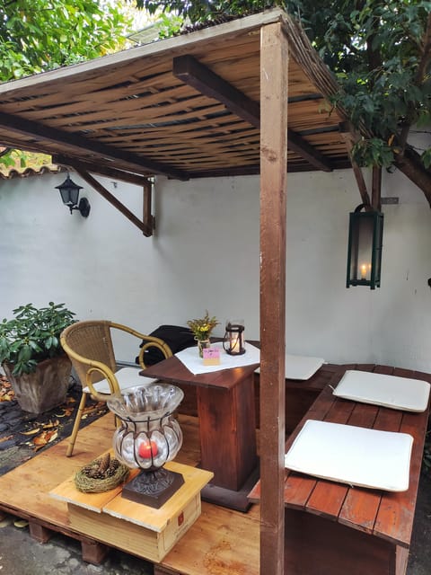 Cologne-Nippes: Summer wine party in the frenchstyle garden - French chansons and the fountain setting
