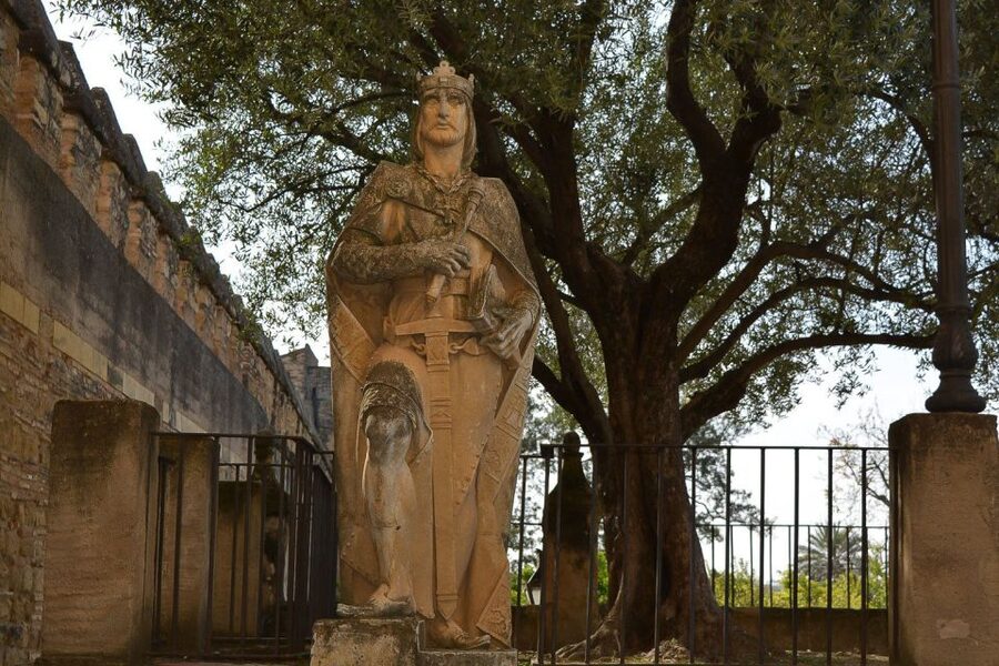 Cordóba: Gardens & Fortress of Catholic Monarchs Guided Tour - Who should book this experience?