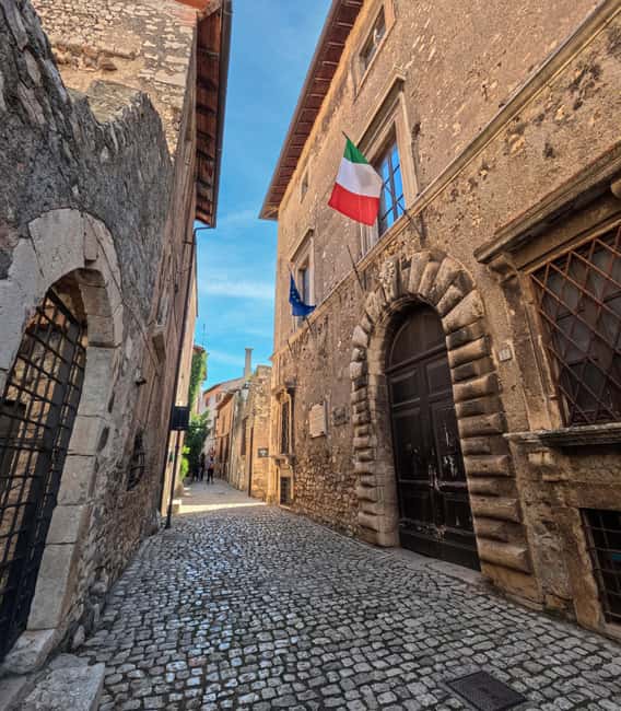Day trip from Rome: Garden of Ninfa and village of Sermoneta - Sermoneta, a hill town with time to wander