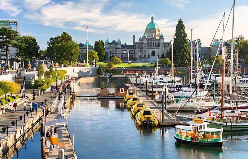 Day Trip from Vancouver to Victoria and Butchart Gardens - Guides, group size, and the human side of the tour