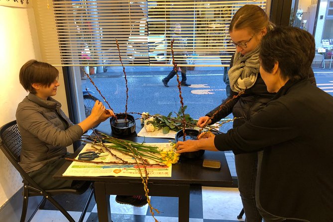 Discover the Art of Ikebana in Tokyo’s Historic Yanaka District - Learning with the ikebana master and English-speaking assistant