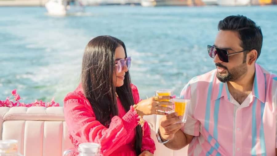 Dubai Marina: Private Boat Tour with Flower - A private flower boat in the middle of Dubai Marina