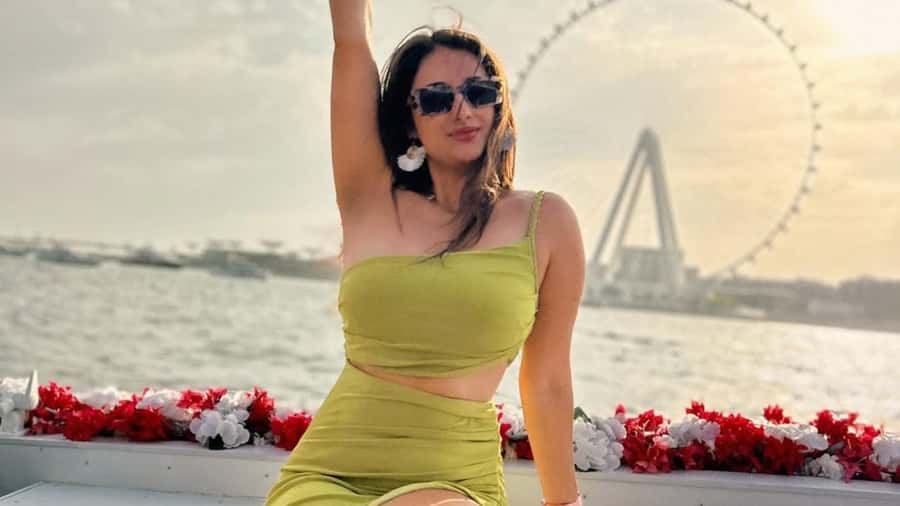 Dubai Marina: Private Boat Tour with Flower - The Marina Canal and Dubai Harbour