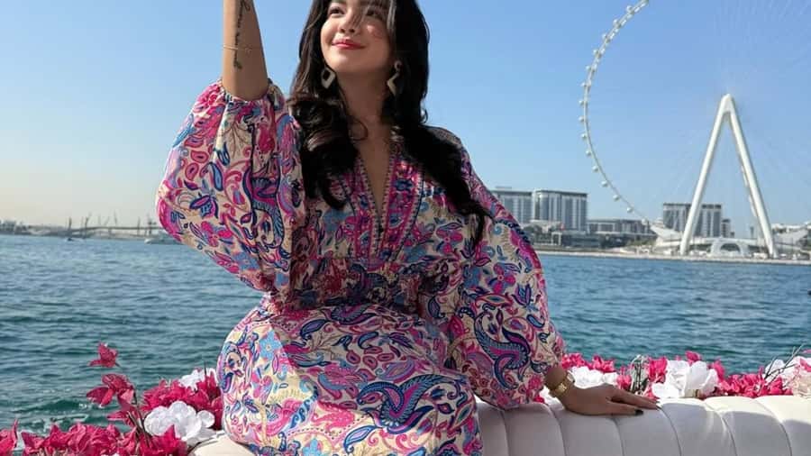 Dubai Marina: Private Boat Tour with Flower - JBR Beach, Bluewaters Island, and the Dubai Ferris wheel