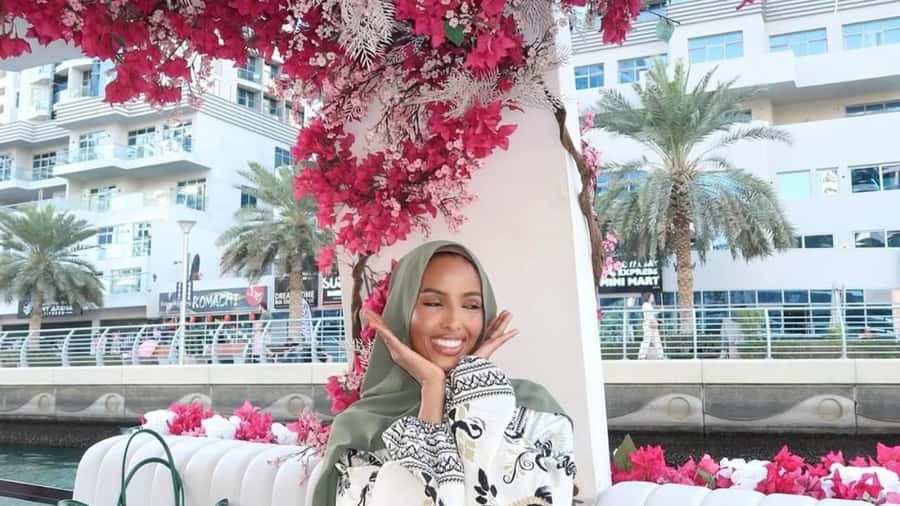 Dubai Marina: Private Boat Tour with Flower - French brunch, cakes, and what is actually included