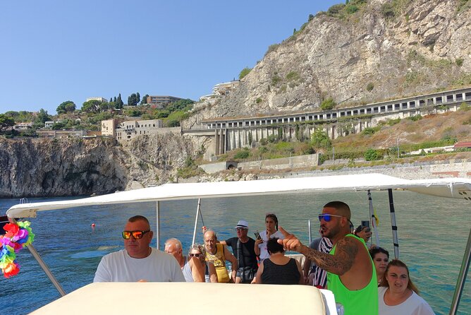 Escursioni in barca Taormina Giardini Naxos Isola bella - The Blue Grotto from the water