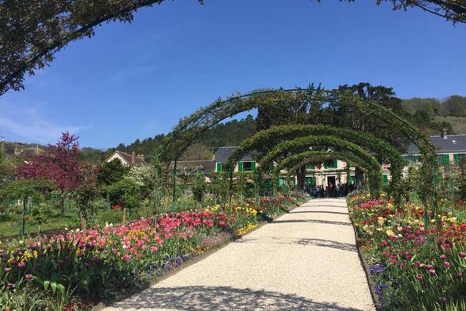 Excursion CHATEAU DE VERSAILLES and GIVERNY in Limousine from Paris - What the private limousine changes