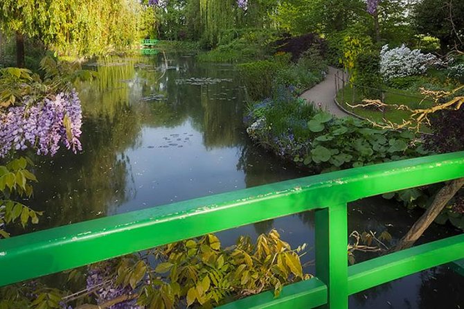 Excursion CHATEAU DE VERSAILLES and GIVERNY in Limousine from Paris - Who will get the most from this outing