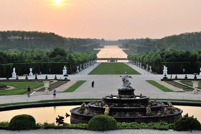 Excursion to Versailles by train with entrance to the Palace and Gardens - Food, footwear, and family planning