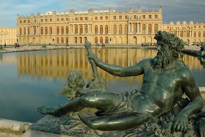 Excursion to Versailles by train with entrance to the Palace and Gardens - Reading Versailles with a Spanish-speaking guide