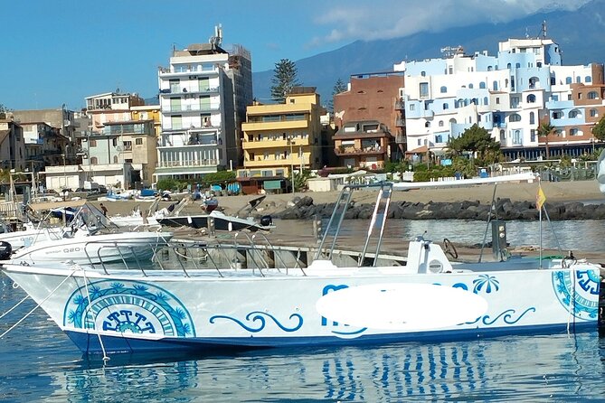 Excursions by boat: Gardens Naxos-Taormina-Isola Bella-DELFINI - What the two-hour route offers
