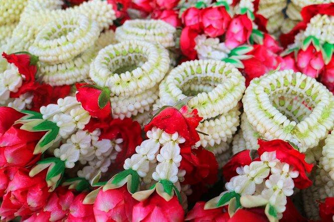 Flower Market & Floral Art: Multilingual Private Tour [EN/others] - Folding lotus blossoms at the market