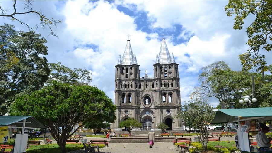 From Medellín: Jardín, Andes, and Hispania Day Trip - Arriving in Jardín after the mountain roads