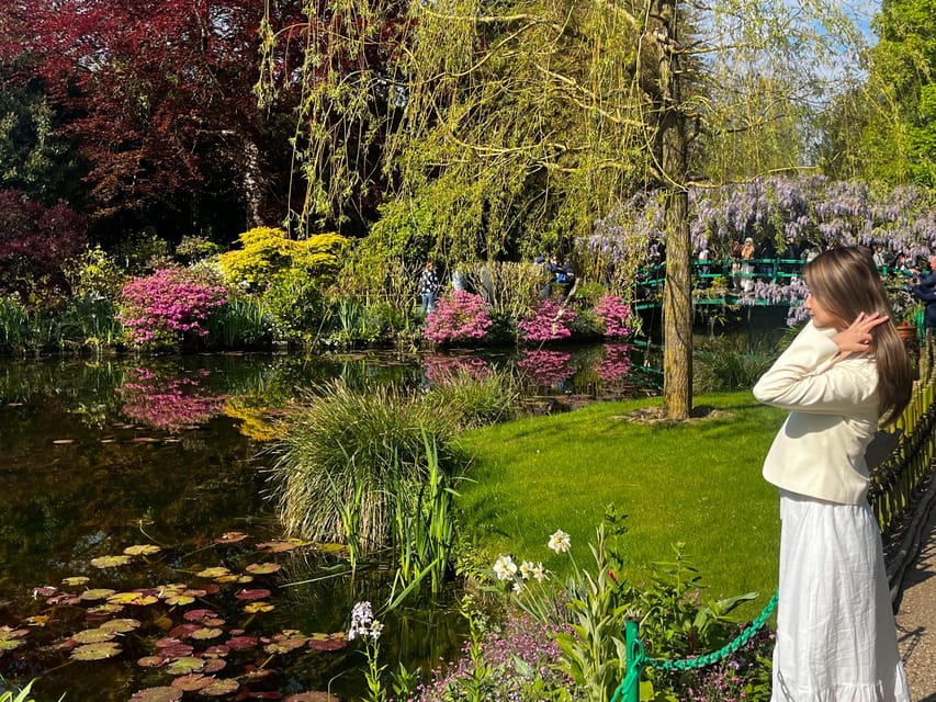 From Paris: Full day in Giverny & Versailles - Private Tour - A one-hour lunch stop in Giverny