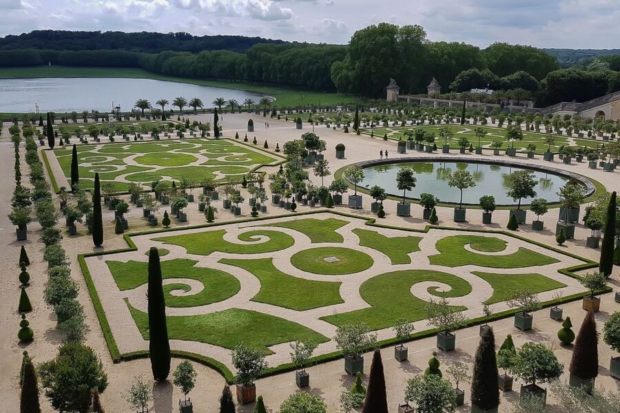From Paris: Giverny and Versailles Private Full-Day Trip - Versailles gardens and the value of free time
