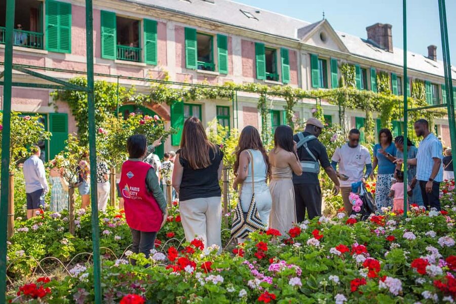 From Paris: Giverny Audio-Guided Tour - When the season and weather change the experience