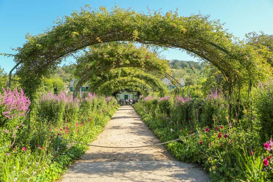 From Paris: Giverny Day Trip with Audio Guide or Live Guide - How the live guides change the visit