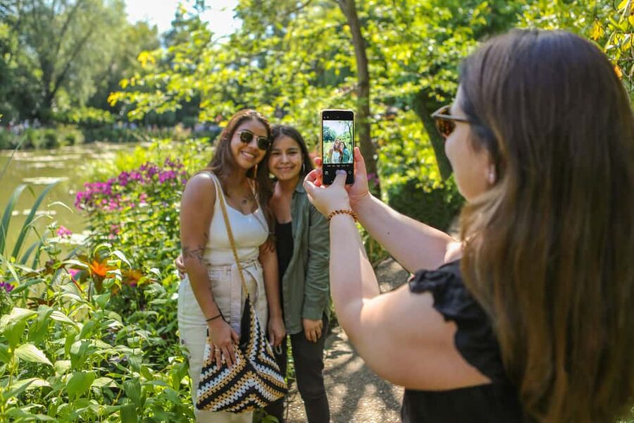 From Paris: Giverny Day Trip with Audio Guide or Live Guide - Audio guide or independent exploration
